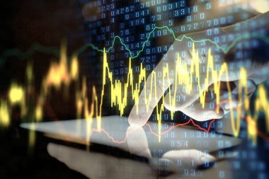 Erkeklerin el ele tutuşup dijital bir cihaz ve ön grafik çizimi kullanırken çift pozlama. Finansal piyasa kavramı.