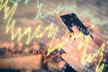 Erkeklerin el ele tutuşup dijital bir cihaz ve ön grafik çizimi kullanırken çift pozlama. Finansal piyasa kavramı.