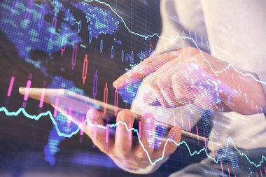 Erkeklerin el ele tutuşup dijital bir cihaz ve ön grafik çizimi kullanırken çift pozlama. Finansal piyasa kavramı.