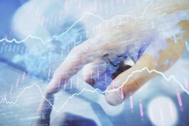 Bir adamın el ele tutuşup, telefon ve finansal çizim kullanırken birden fazla pozlama. Pazar analizi kavramı.