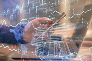 Bir adamın elini tutarken ve bir telefon ve finansal grafik çizimi kullanırken çift pozlama. Analiz kavramı.