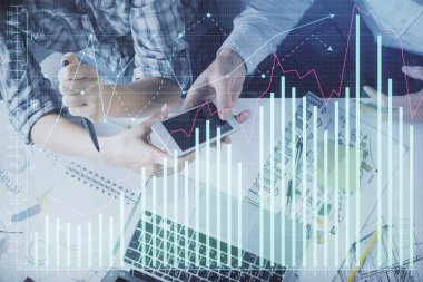 Önx grafik çizimine çifte maruz kalma ve kadın ve erkeğin birlikte çalışarak mobil bir cihaz kullanması. Ticaret konsepti.