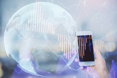 Ön x çizelgesine çift pozlama, hologram çizimi ve cep telefonu kullanan bir kadın. Borsa konsepti.