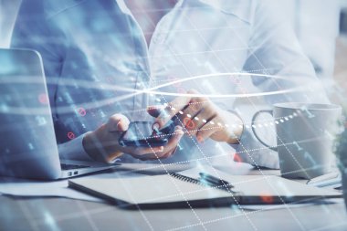 Ön x çizelgesine çift pozlama, hologram çizimi ve cep telefonu kullanan bir kadın. Finansal piyasa kavramı.