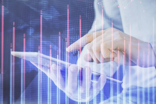 Erkeklerin el ele tutuşup dijital bir cihaz ve ön grafik çizimi kullanırken çift pozlama. Finansal piyasa kavramı.