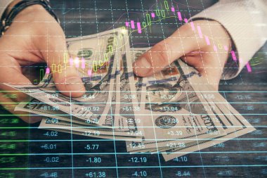 Finansal grafiğe çoklu pozlama hologram, Amerikan dolarları ve insan eli. Analiz kavramı.