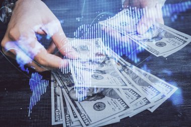 Finansal temaya çok fazla maruz kalma hologram, Amerikan dolarları ve erkek eli. İş konsepti.