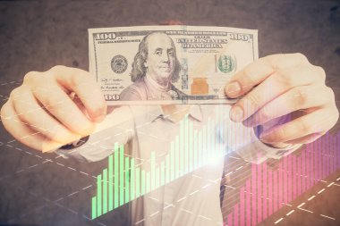 Forx grafiği, hologram, Amerikan dolarları ve insan eli çizimleri. Teknik Analiz kavramı.