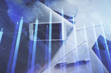 Forx grafik hologramının telefonlu masaüstü üzerinde çoklu pozlandırılması. Üst Manzara. Mobil ticaret platformu kavramı.