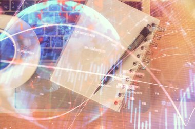 Forx grafik çizimi ve çalışma masası üst veiw çoklu pozlama. Mali analiz kavramı.