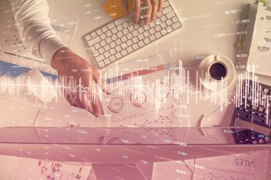 Erkeklerin ellerinin bilgisayar klavyesini ve forx grafik hologramını yazarken çoklu pozlama. Üst Manzara. Finans piyasası kavramı.