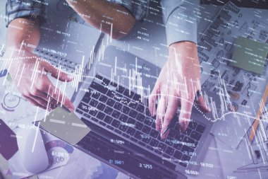 Kadın ve erkeğin birlikte çalışırken çifte pozlama ve hologram çizimi ön plana çıkarma. Finansal analiz konsepti. Bilgisayar arkaplanı. Üst Görünüm.