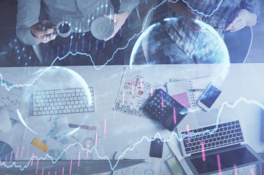 Birlikte çalışan kadın ve erkeğin çifte pozu ve finansal grafik hologramı çizimi. Pazar analizi konsepti. Bilgisayar arkaplanı. Üst Görünüm.