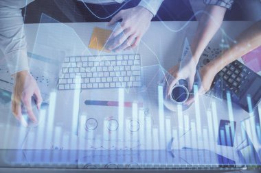 Birlikte çalışan kadın ve erkeğin çifte pozu ve finansal grafik hologramı çizimi. Pazar analizi konsepti. Bilgisayar arkaplanı. Üst Görünüm.