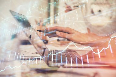 Bilgisayarda ve finansal grafik hologramında yazı yazan kadın ellerine çoklu maruz kalma. Borsa analizi kavramı.