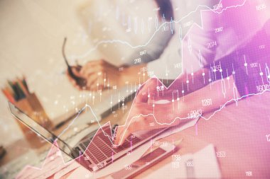Bilgisayarda ve finansal grafik hologramında yazı yazan kadın ellerine çok maruz kalmış. Borsa analizi kavramı.