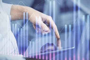 Erkeklerin el ele tutuşup dijital bir cihaz ve ön grafik çizimi kullanırken çift pozlama. Finansal piyasa kavramı.