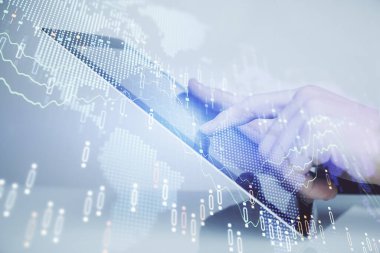 Erkeklerin el ele tutuşup dijital telefon ve forx grafik çizimleri kullanırken birden fazla pozlama. Finansal piyasa kavramı.