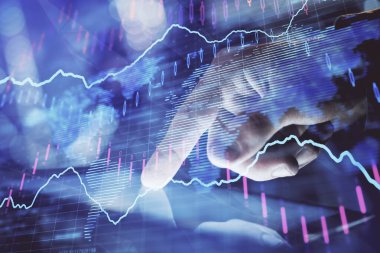 Bir adamın el ele tutuşup, telefon ve finansal çizim kullanırken birden fazla pozlama. Pazar analizi kavramı.