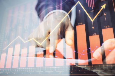 Bir adamın el ele tutuşup, telefon ve finansal çizim kullanırken birden fazla pozlama. Pazar analizi kavramı.