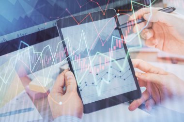 Bir adamın elini tutarken ve bir telefon ve finansal çizim kullanırken çift pozlama. Pazar analizi kavramı.