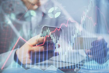 Bir adamın elini tutarken ve bir telefon ve finansal grafik çizimi kullanırken çift pozlama. Analiz kavramı.