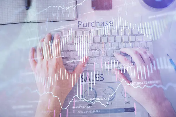 Doppelbelichtung der Hände beim Tippen über Laptop-Tastatur und Forex-Diagramm-Hologrammzeichnung. Ansicht von oben. Finanzmarktkonzept. — Stockfoto