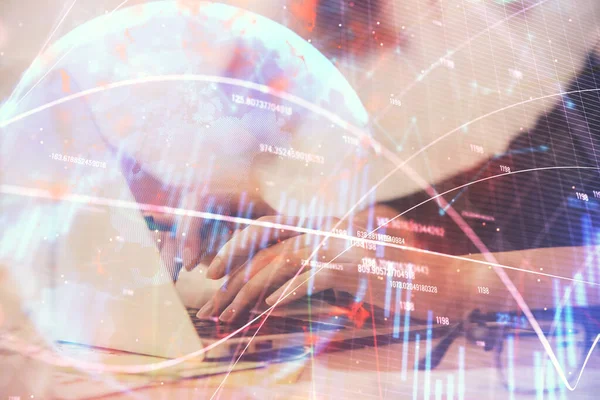 Exposition multiple des mains de femme tapant sur l'ordinateur et le dessin d'hologramme de graphique financier. Concept d'analyse boursière. — Photo