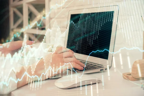 컴퓨터로 타이핑하는 여성의 손이 두 배로 노출되고, 심방도 (forex chart) 홀로그램 그림. 증권 시장 분석 개념. — 스톡 사진
