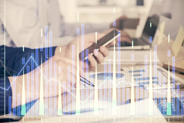 Dubbel exponering av män händer som håller och använder en digital enhet och forex diagram ritning. Begreppet finansmarknad. — Stockfoto