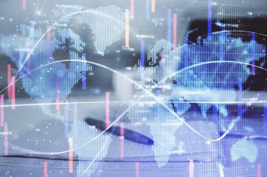 İki kez iş temalı çizimler ve açık defter arkaplanı olan bir masa. Uluslararası pazar kavramı