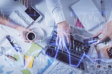 Erkeklerin ellerinin bilgisayar klavyesini ve forx grafik hologramını yazarken çoklu pozlama. Üst Manzara. Finans piyasası kavramı.
