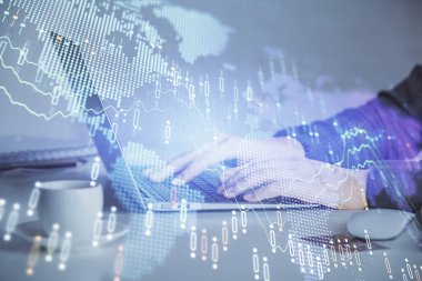 İş kadınlarının bilgisayar ve ön grafik hologram çizimlerini yazarken çift pozlama. Mali analiz kavramı.