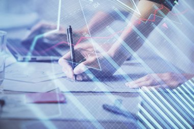 Bilgisayarda ve finansal grafik hologramında yazı yazan kadın ellerine çok maruz kalmış. Borsa analizi kavramı.