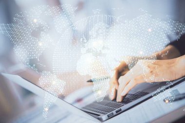 Kadın elinin bilgisayar ve iş temalı hologram çizimlerinde çifte pozlama. Başarı konsepti.