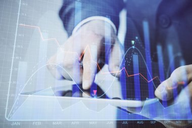 Bir adamın el ele tutuşup, telefon ve finansal çizim kullanırken birden fazla pozlama. Pazar analizi kavramı.