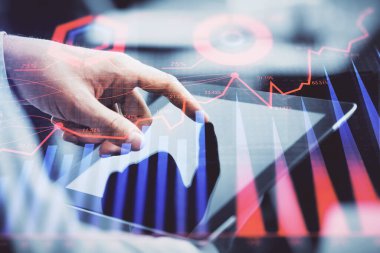 Bir adamın el ele tutuşup, telefon ve finansal çizim kullanırken birden fazla pozlama. Pazar analizi kavramı.