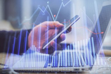 Bir adamın elini tutarken ve bir telefon ve finansal grafik çizimi kullanırken çift pozlama. Analiz kavramı.