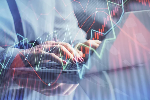 Dupla exposição de mãos de empresária digitando no computador e gráfico gráfico financeiro desenho holograma. Conceito de análise do mercado bolsista. — Fotografia de Stock