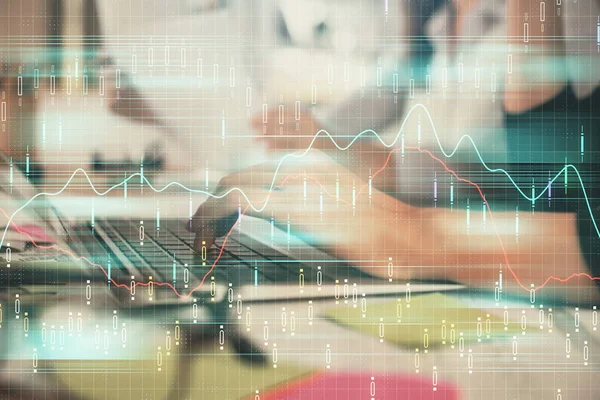 Multi exposición de las manos de la mujer escribiendo en el dibujo del holograma de la computadora y del gráfico financiero. Concepto de análisis bursátil. —  Fotos de Stock