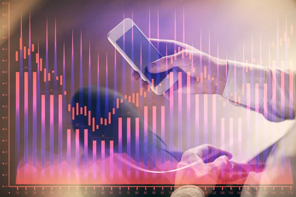 Doppelbelichtung von Menschenhänden, die ein digitales Gerät und eine Forex-Graphenzeichnung halten und verwenden. Finanzmarktkonzept. — Stockfoto