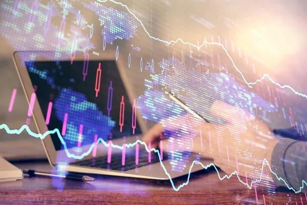 Doppelbelichtung von Menschenhänden, die ein digitales Gerät und eine Forex-Graphenzeichnung halten und verwenden. Finanzmarktkonzept. — Stockfoto