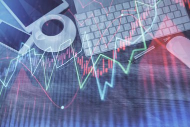 Masaüstünde telefonlu ön x grafik hologramına çift pozlama. Üst Manzara. Mobil ticaret platformu kavramı.