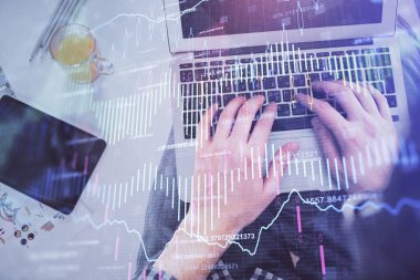 Dizüstü bilgisayar klavyesini ve ön x çizim hologramını yazarken çift pozlama. Üst Manzara. Finans piyasası kavramı.