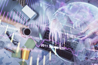 Kadın ve erkeğin birlikte çalışırken çifte pozlama ve hologram çizimi ön plana çıkarma. Finansal analiz konsepti. Bilgisayar arkaplanı. Üst Görünüm.