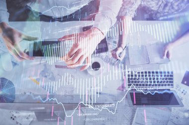 Birlikte çalışan kadın ve erkeğin çifte pozu ve finansal grafik hologramı çizimi. Pazar analizi konsepti. Bilgisayar arkaplanı. Üst Görünüm.