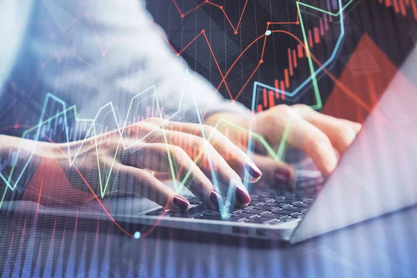 Doppelbelichtung von Geschäftsfrau Hände Tippen auf Computer und Forex-Diagramm Hologrammzeichnung. Finanzanalysekonzept. — Stockfoto