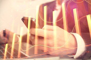 Erkeklerin el ele tutuşup dijital telefon ve forx grafik çizimleri kullanırken birden fazla pozlama. Finansal piyasa kavramı.