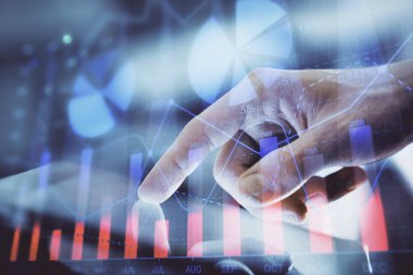 Erkeklerin el ele tutuşup dijital telefon ve forx grafik çizimleri kullanırken birden fazla pozlama. Finansal piyasa kavramı.