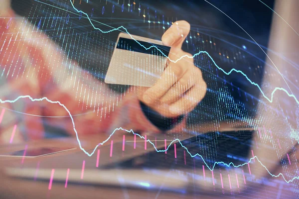 Dubbele blootstelling van de man handen met een creditcard en Forex grafiek tekening. Aandelenhandel en digitale fintech in Internet E-commerce concept. — Stockfoto